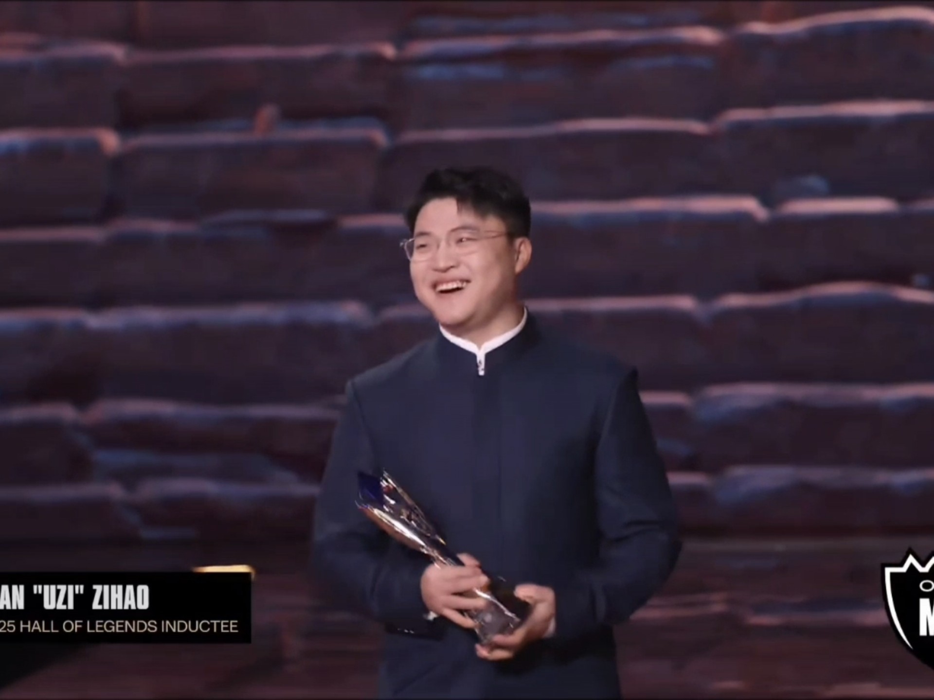 开云-Uzi回归赛场，比分优势明显首场状态亮眼，热火观众沸腾！的简单介绍